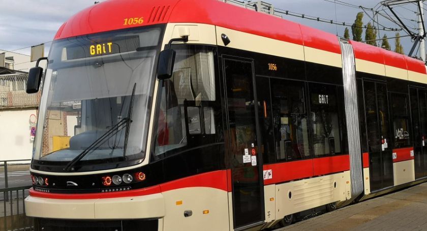 Samochód na torowisku. Tramwaje nie kursowały Aleją Zwycięstwa - Zdjęcie główne