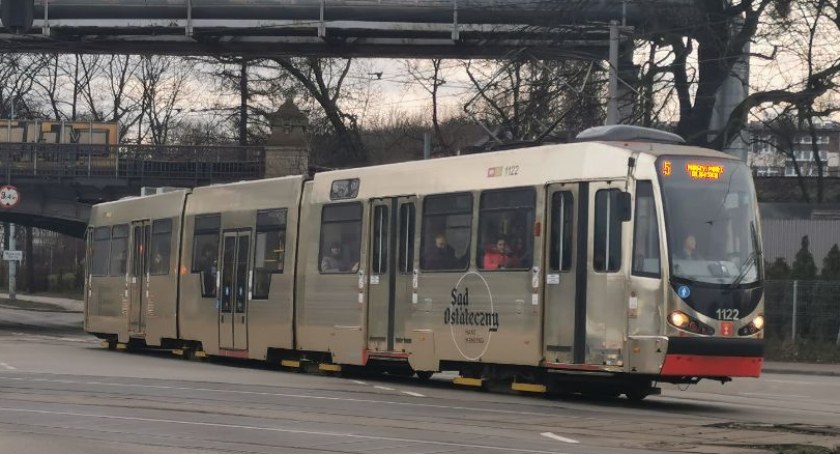 Wykolejenie tramwaju na alei Hallera [UTRUDNIENIA] - Zdjęcie główne