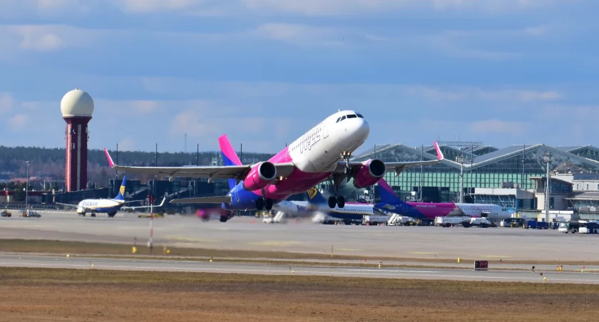 Wizz Air z zarzutami UOKiK. Przewoźnik anulował bilety za 35 złotych - Zdjęcie główne