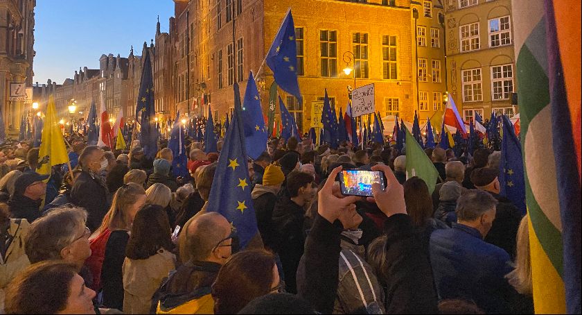 Protest opozycji po orzeczeniu TK: ZostajeMY w Unii [WIDEO] - Zdjęcie główne