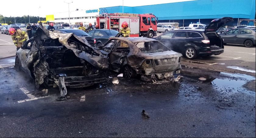 Pożar auta na parkingu. Wybuchła butla z gazem [ZDJĘCIA] - Zdjęcie główne