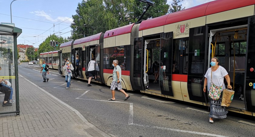 Radny interweniuje po potrąceniu pasażera tramwaju. Jak poprawić bezpieczeństwo? - Zdjęcie główne