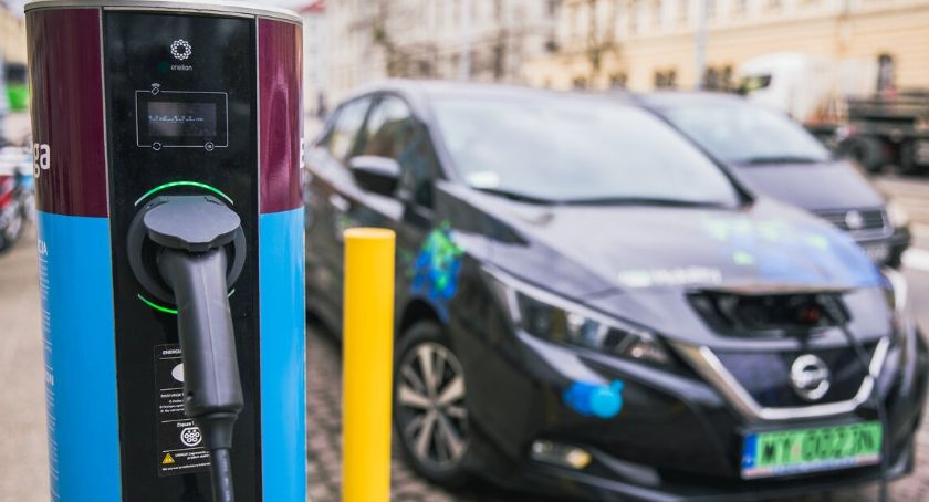 Ponad sto ładowarek samochodów elektrycznych prawie gotowych - Zdjęcie główne