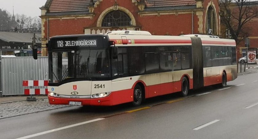  Autobusy nie pojadą na Jeleniogórską. Pasażerowie przejdą pół kilometra pieszo - Zdjęcie główne