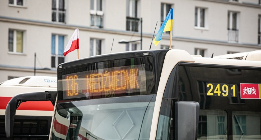 Ukraińskie flagi znikną z autobusów i tramwajów. Urzędnicy mają nowy pomysł - Zdjęcie główne