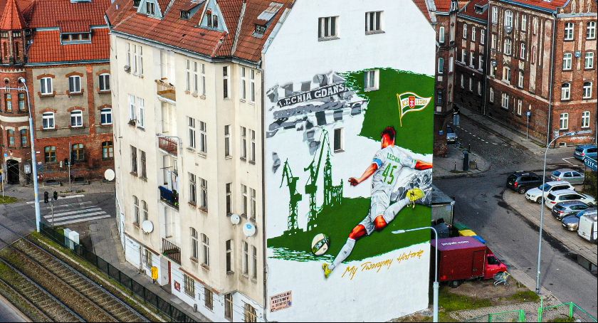 Mural Lechii Gdańsk zdobi kamienicę przy ulicy Robotniczej - Zdjęcie główne