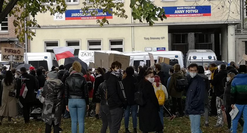 Manifestacja pod biurami PiS. Budynek okrążyła policja [RAPORT NA ŻYWO] - Zdjęcie główne