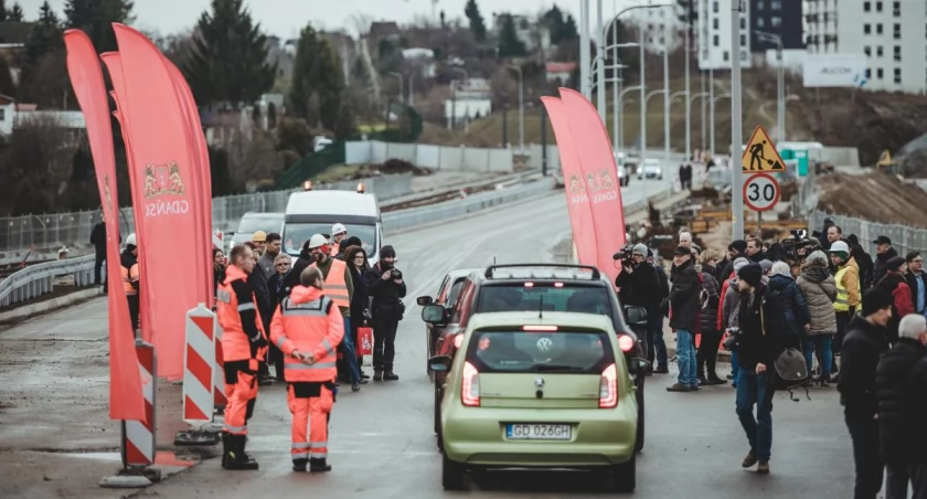 Aleja Pawła Adamowicza otwarta, ale prace jeszcze trwają - Zdjęcie główne