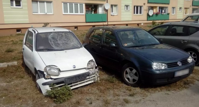 Wraki zalegają w miejskiej przestrzeni. Wiemy, ile z nich zniknęło - Zdjęcie główne