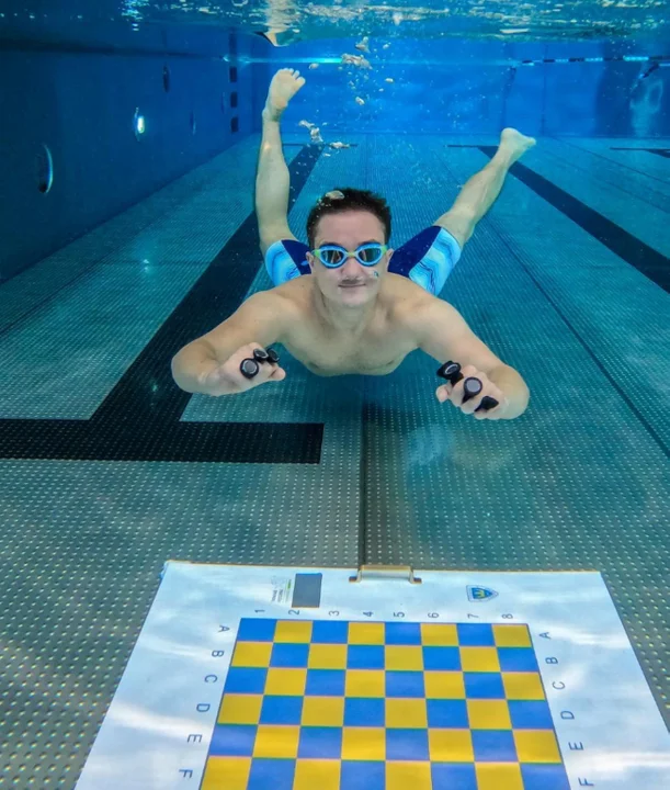 Zagra pod wodą w szachy z 16 przeciwnikami. Chce pobić rekord Guinnessa - Zdjęcie główne