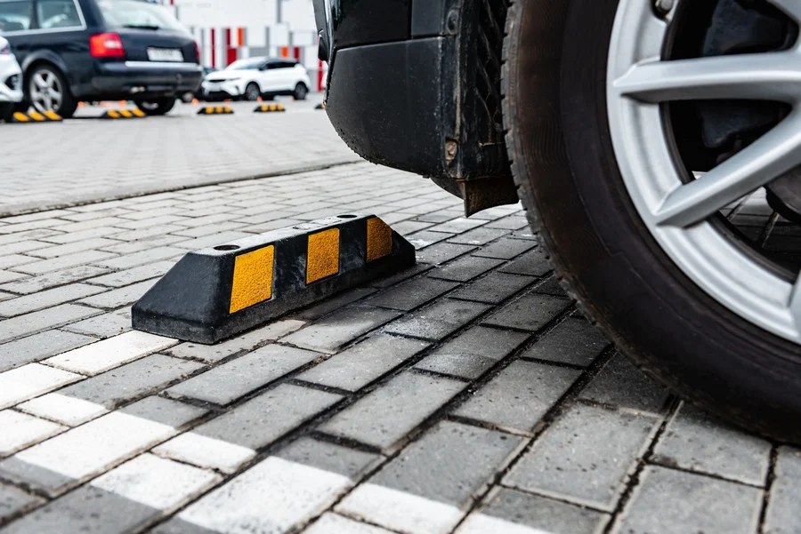 Czy odpowiednie wyposażenie parkingów przekłada się na wygodę i bezpieczeństwo? - Zdjęcie główne