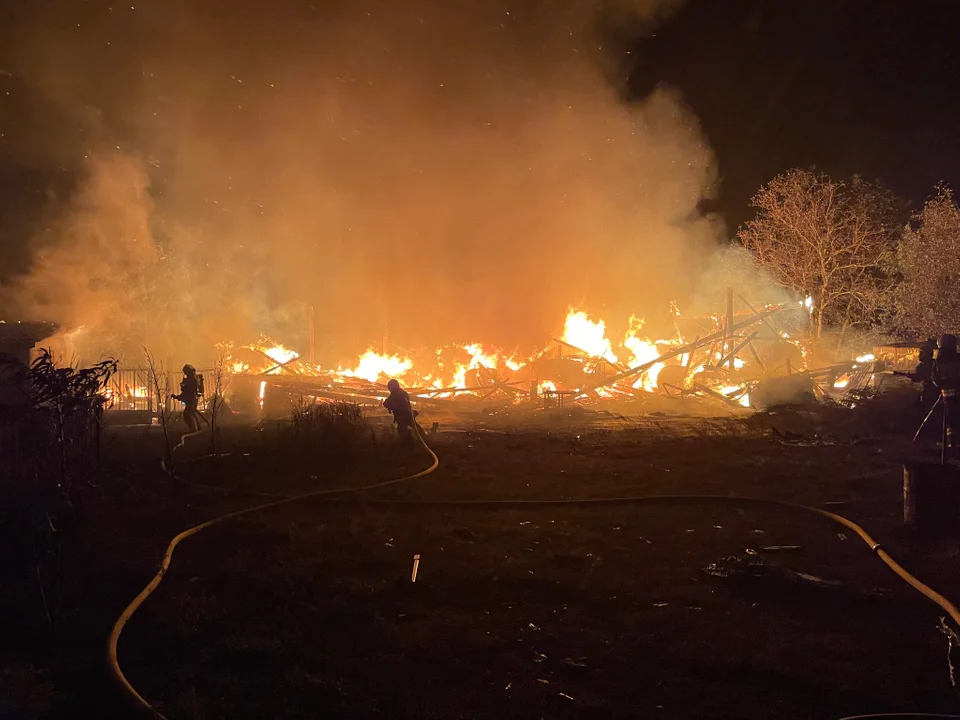 Pożar stodoły i powalone drzewa w powiecie piotrkowskim. To skutki wichury i burz w regionie - Zdjęcie główne