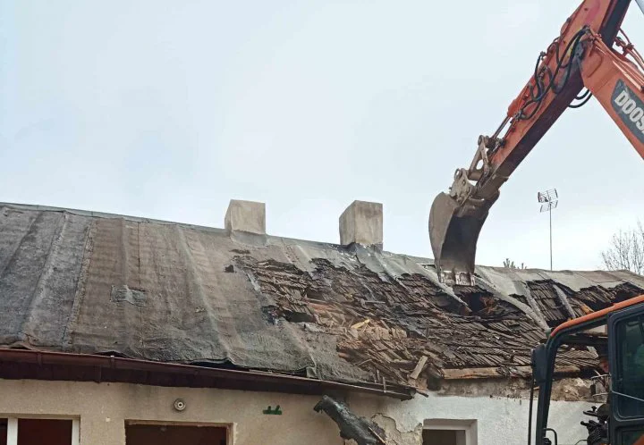 Podjęto decyzję. Trwa rozbiórka budynku w Sulejowie - Zdjęcie główne