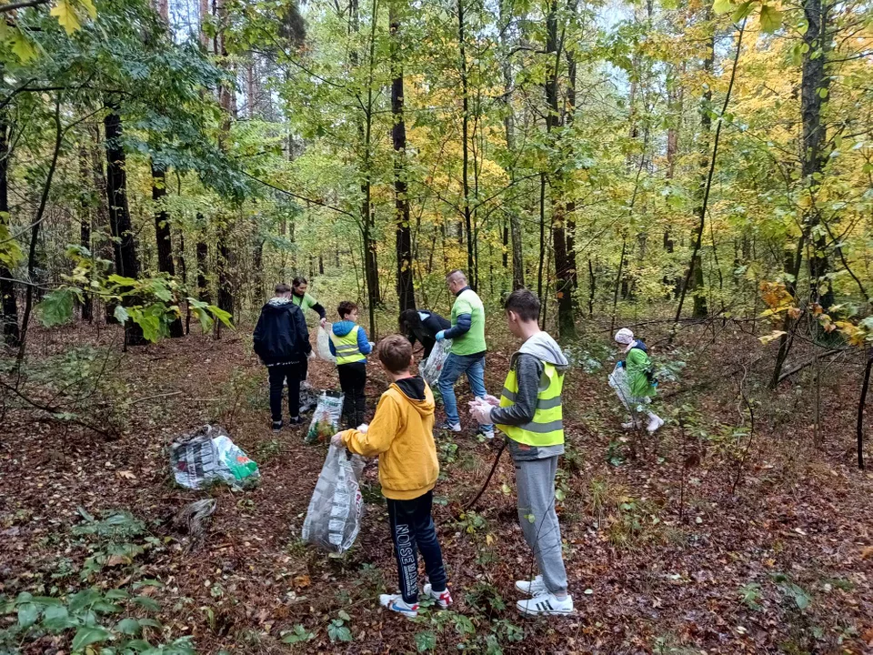 Uczniowie sprzątają powiat piotrkowski i zachęcają do dbania o planetę - Zdjęcie główne