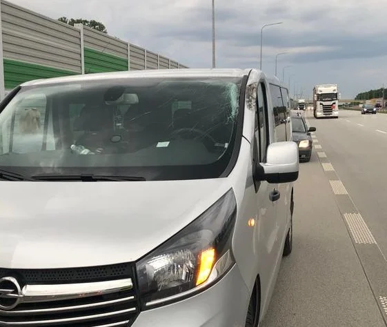 Sceny jak z filmu na autostradzie A1. Urwane koło uderzyło w dwa inne pojazdy - Zdjęcie główne