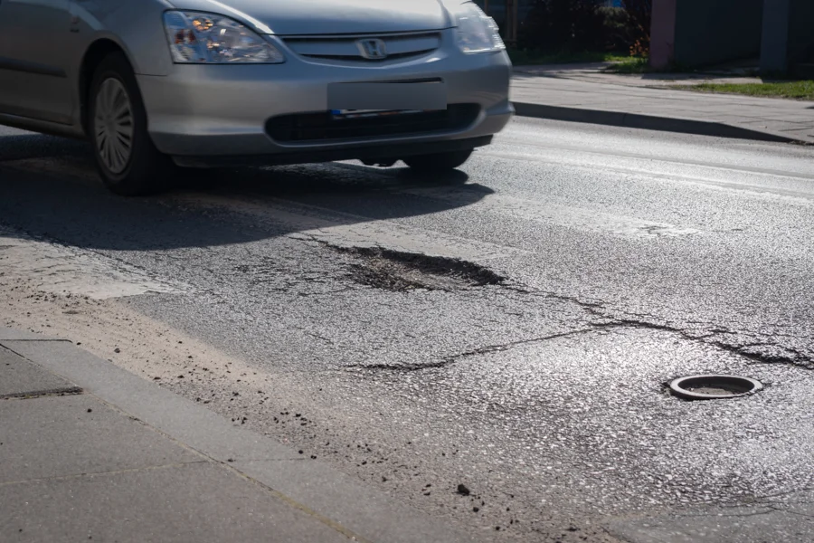 Dziurawe drogi w Piotrkowie. Uszkodziłeś samochód? Możesz domagać się odszkodowania - Zdjęcie główne