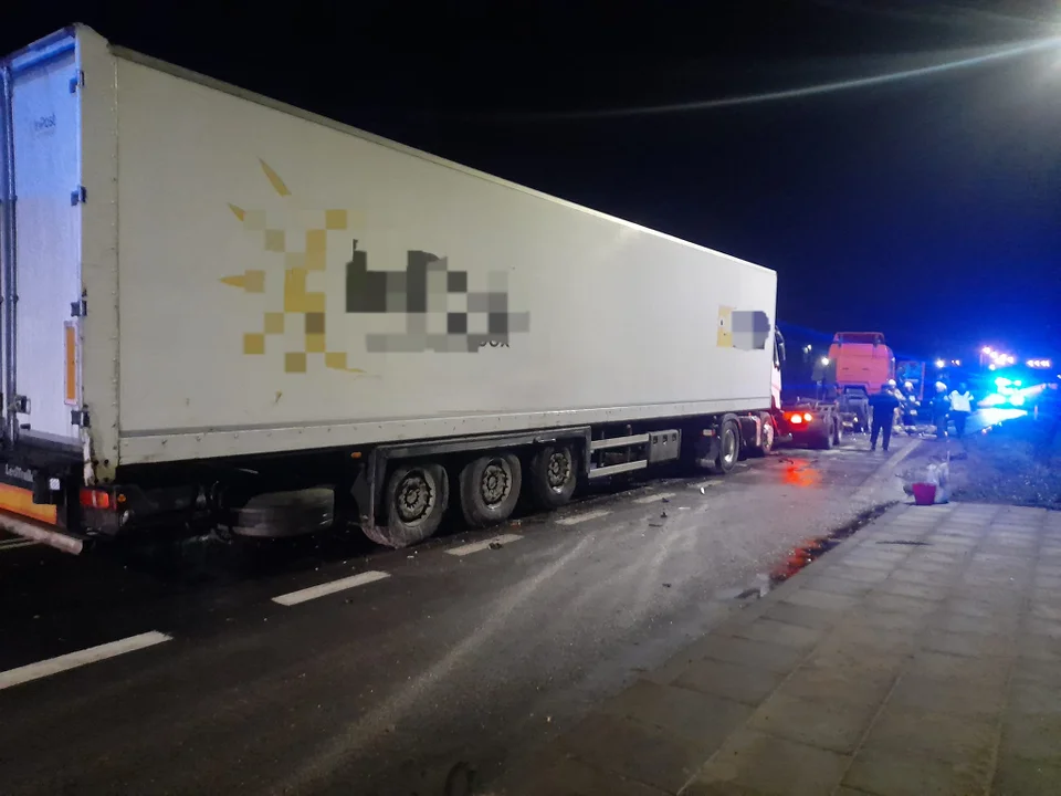 Zderzenie trzech ciężarówek i osobówki. Utrudnienia na pasie w kierunku Łodzi - Zdjęcie główne