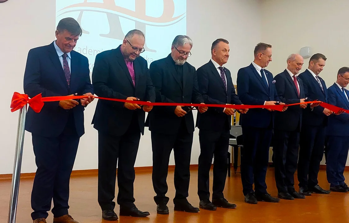 Nowa uczelnia wyższa w Piotrkowie oficjalnie otwarta. Jakie kierunki studiów oferuje? - Zdjęcie główne
