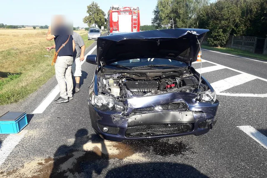 Niebezpiecznie na trasie Piotrków-Bełchatów. Kobieta z dzieckiem trafiła do szpitala [ZDJĘCIA] - Zdjęcie główne