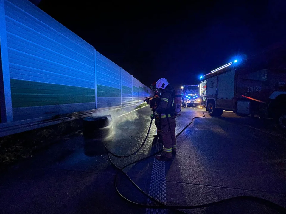 Pożar ciężarówki na A1. Strażacy gasili opony w środku nocy - Zdjęcie główne