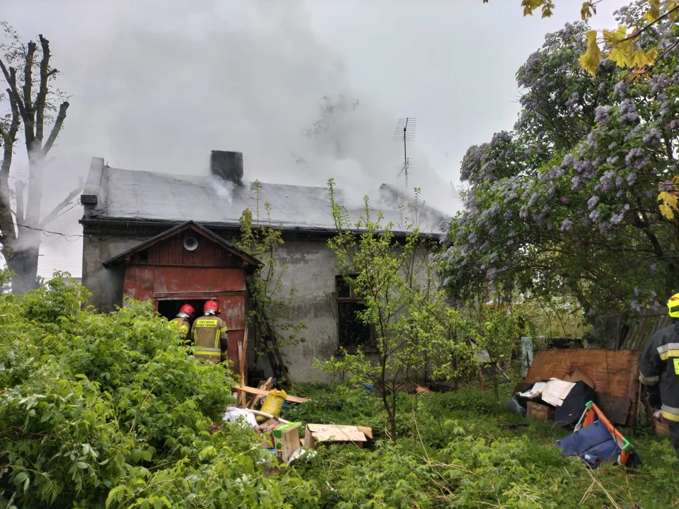 Pożar budynku w powiecie piotrkowskim. Na miejscu pięć zastępów straży pożarnej - Zdjęcie główne