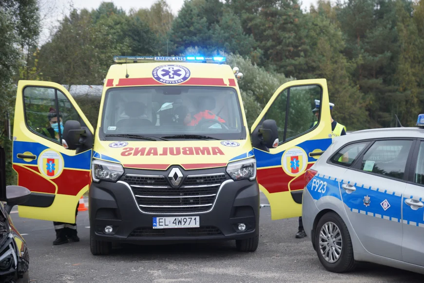 Zderzenie bmw z fordem. Jedna osoba trafiła do szpitala - Zdjęcie główne