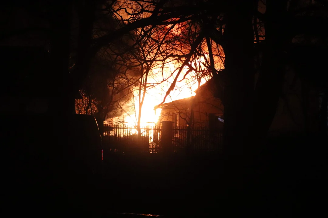 Pożar budynków w jednej z gmin – straty są ogromne! Wyłączono prąd na terenie większości miasta - Zdjęcie główne