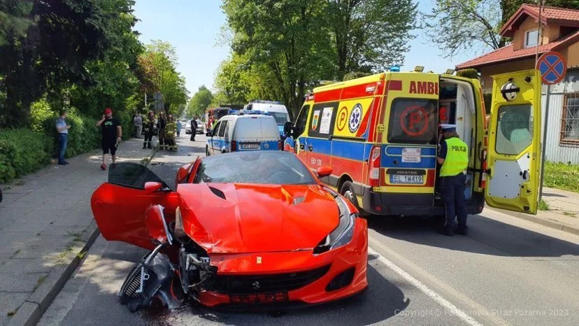 Ferrari roztrzaskane na piotrkowskiej ulicy. Jeden z kierowców był pijany - Zdjęcie główne