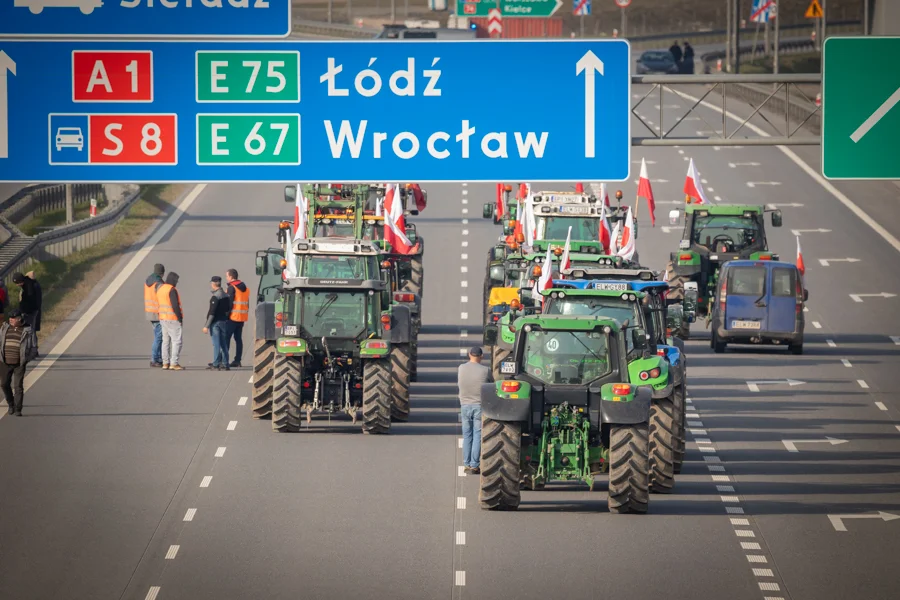Protest rolników: GDDKiA wydała ważny komunikat dla kierowców. Jak ominąć blokady? [21.03.2024] - Zdjęcie główne