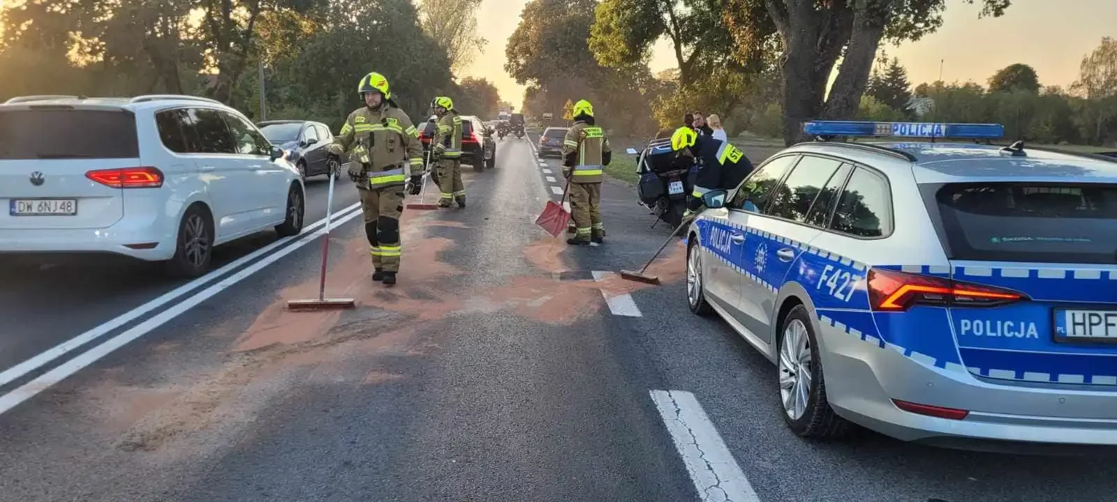 Zderzenie osobówki z motocyklem na DK12 - Zdjęcie główne