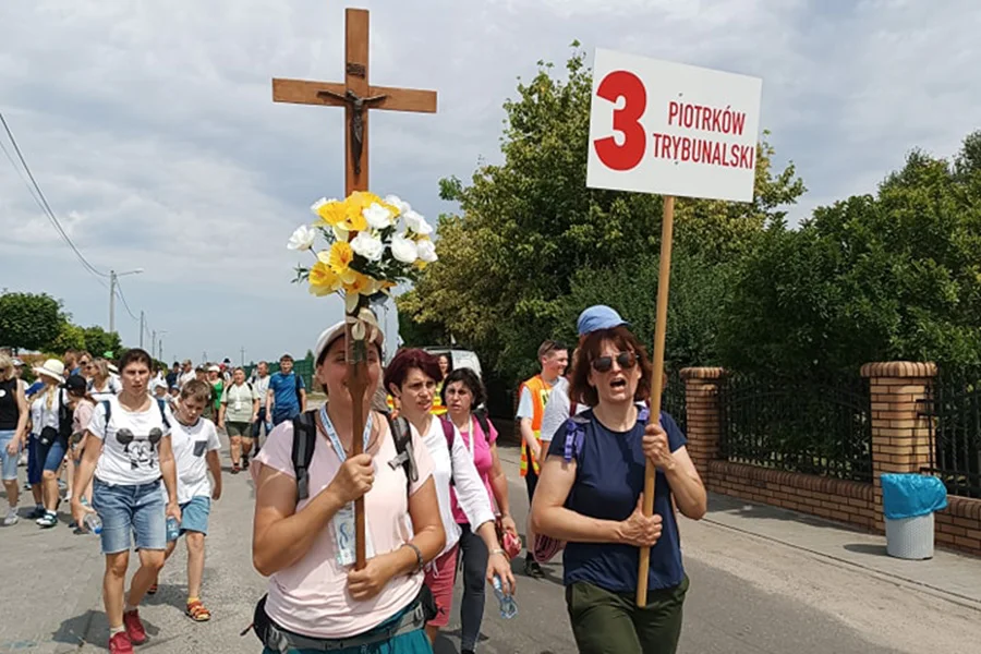 Pielgrzymi już w drodze. Ze śpiewem na ustach wędrują z Piotrkowa na Jasną Górę [ZDJĘCIA] - Zdjęcie główne