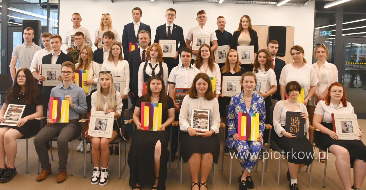 Najlepsi uczniowie z Piotrkowa nagrodzeni [FOTO] - Zdjęcie główne
