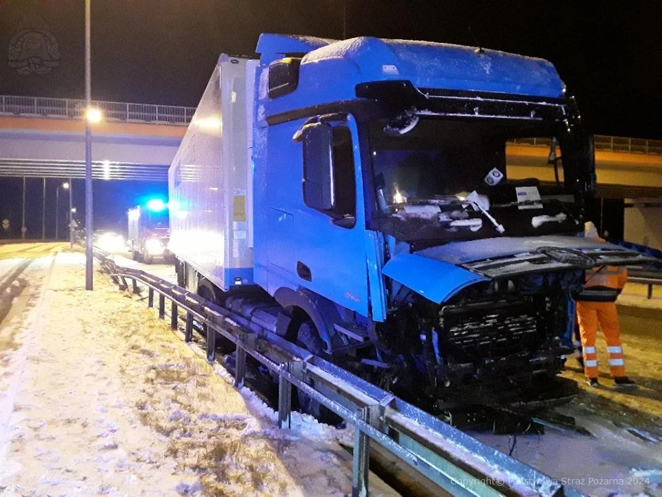 Trudne warunki na drogach! Groźne zdarzenie z udziałem ciężarówki na S8 - Zdjęcie główne