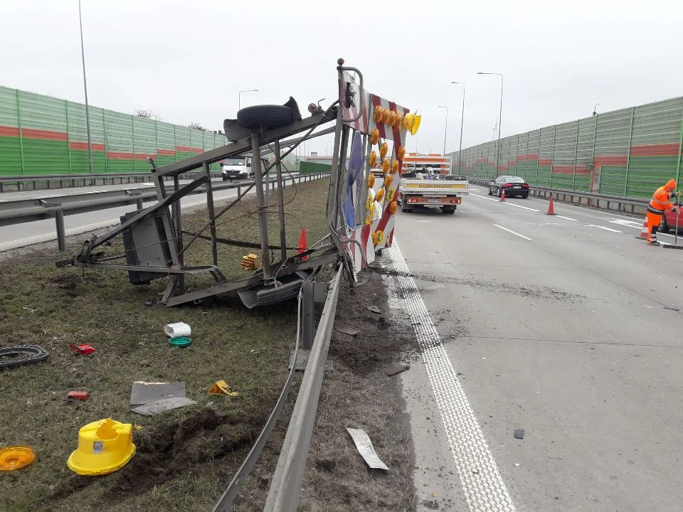 Groźne zdarzenie na S8. Samochód ciężarowy uderzył w pojazd służby drogowej - Zdjęcie główne