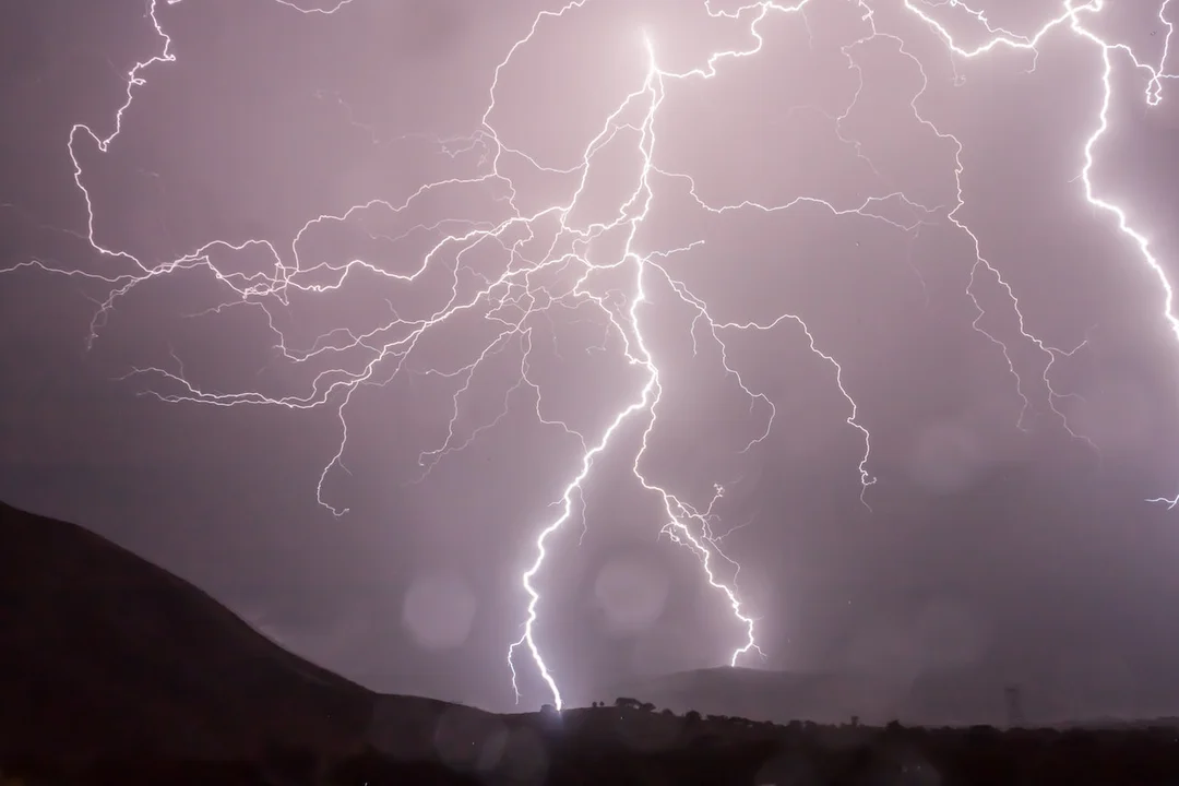 Upał, burze i ulewa nad Piotrkowem. IMGW ostrzega przed tropikalnymi nocami - Zdjęcie główne