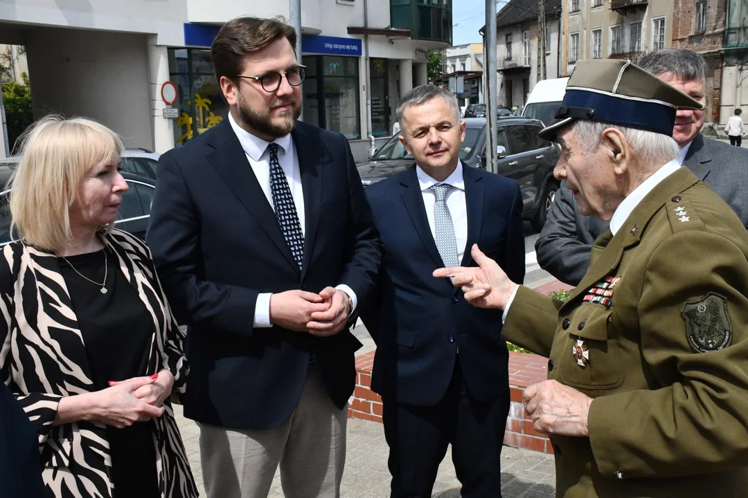 Nowy prezydent Piotrkowa i jego zastępcy oddali hołd poległym Polakom - Zdjęcie główne