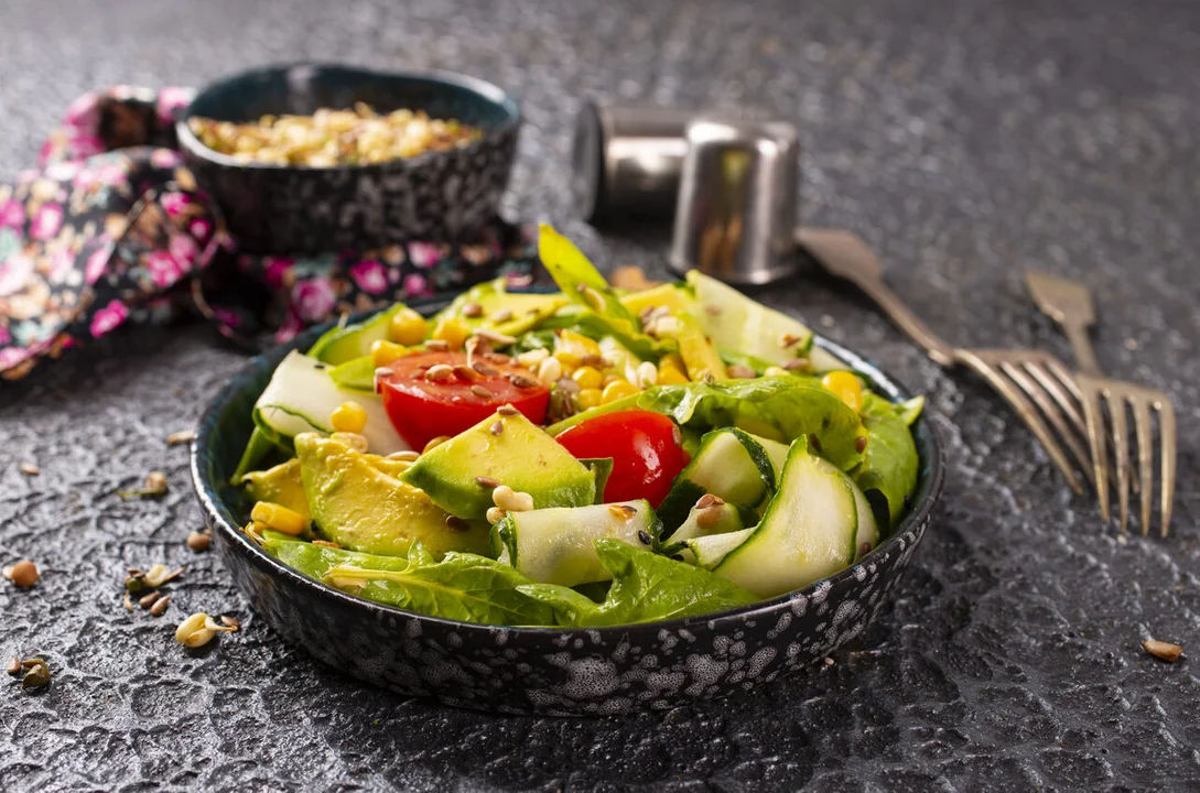 Catering dietetyczny dla wegan i wegetarian – jak zagwarantować wszystkie niezbędne składniki? - Zdjęcie główne