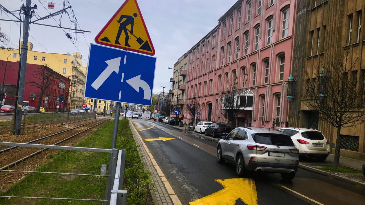 PKP PLK reagują po publikacji na portalu TuŁódź.pl. Znaki drogowe nie były ze sobą spójne [ZDJĘCIA] - Zdjęcie główne