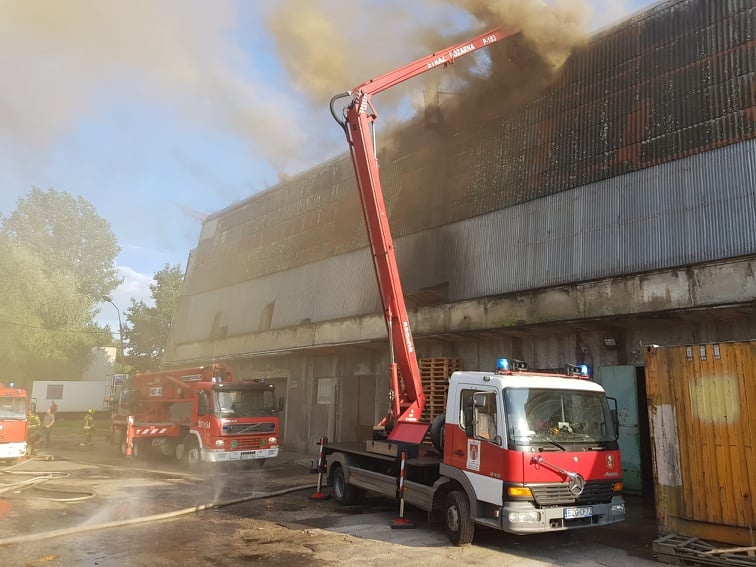 Pożar w Aleksandrowie Łódzkim. Zapaliła się maszyna w hurtowni przędzy [zdjęcia] - Zdjęcie główne