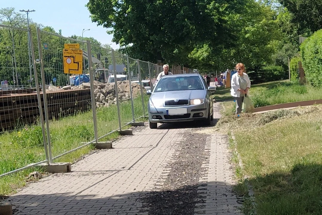 Dzień świra na Wojska Polskiego! Samochody jeżdżą po chodniku, a piesi przechodzą jezdnią - Zdjęcie główne