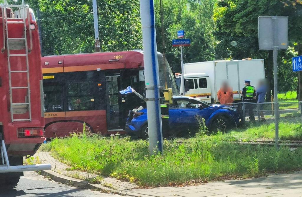MPK Łódź. Wypadek na Pomorskiej. Zderzyły się tramwaj i osobówka [zdjęcie] - Zdjęcie główne