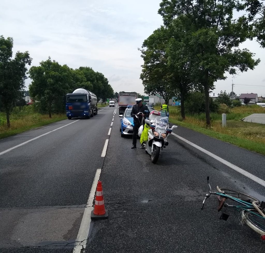 Wypadek Łódzkie. Tragedia niedaleko Wielunia. 96-letni rowerzysta potracony przez ciężarówkę - Zdjęcie główne