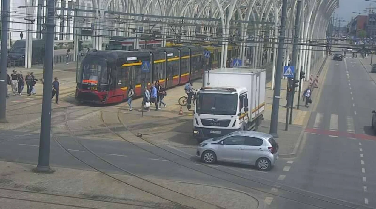 Awaria torowiska w centrum Łodzi. Na jednym z torów wstrzymano ruch tramwajów [ZDJĘCIE] - Zdjęcie główne