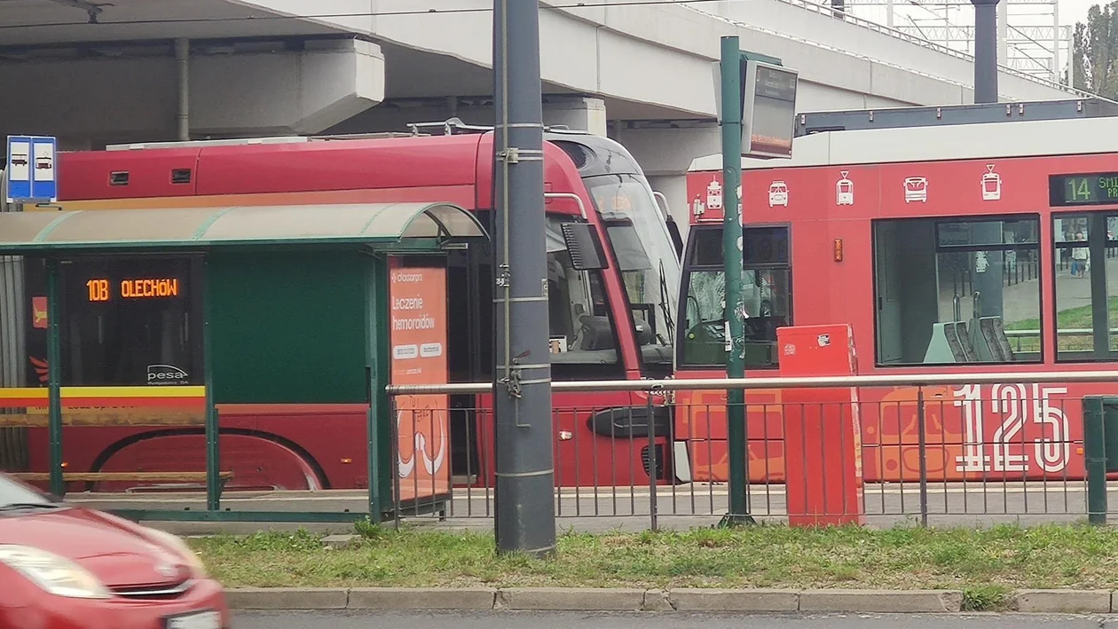 Przy dworcu Łódź Kaliska zderzyły się tramwaje. Są utrudnienia w ruchu! - Zdjęcie główne