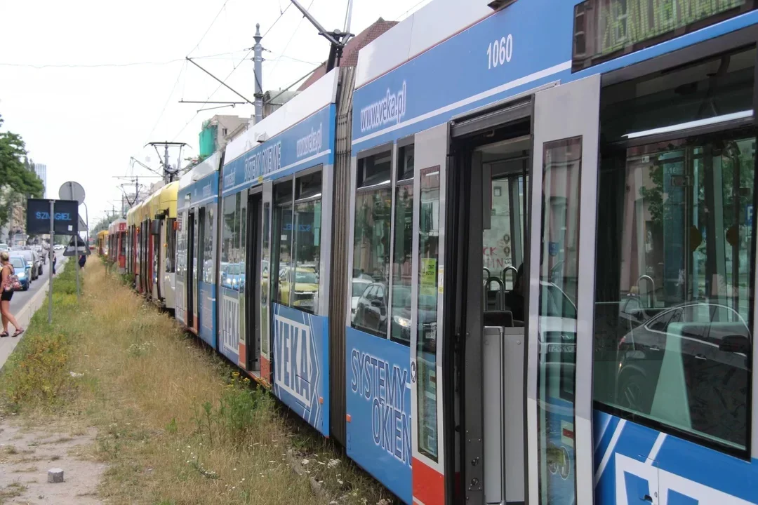 Ciężki poranek dla pasażerów MPK Łódź. Stanęło sześć linii tramwajowych - Zdjęcie główne