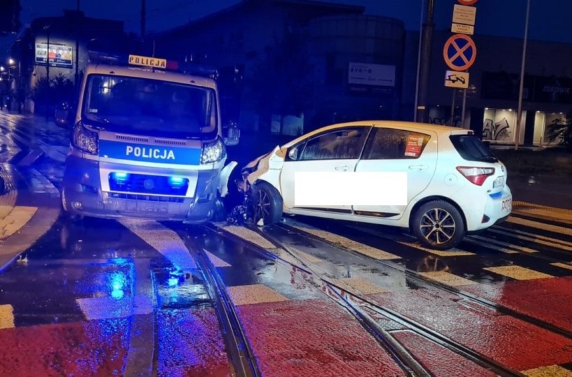 Wypadek Łódź. Na ul. Kilińskiego 22-latek pod wpływem narkotyków uderzył w radiowóz. Troje policjantów rannych - Zdjęcie główne