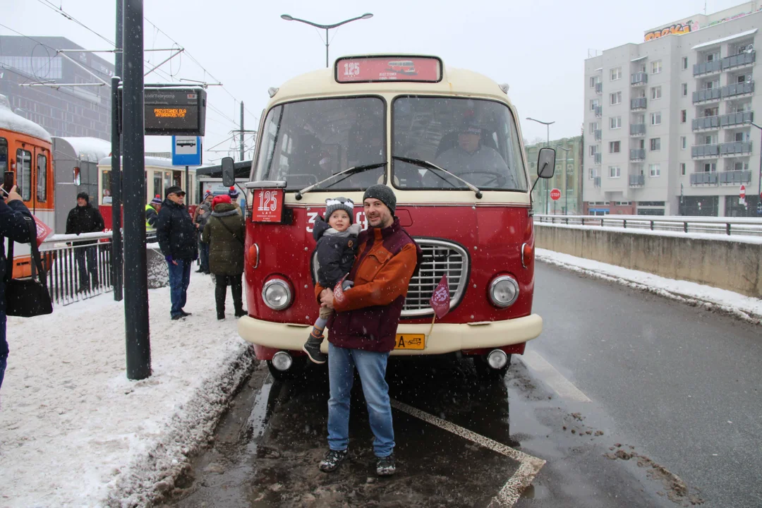 Zabytkowe tramwaje i autobusy podczas śnieżnobiałej parady z okazji 125-lecia komunikacji miejskiej w Łodzi. Cała Łódź hucznie świętuje w niezwykłych klasykach [ZDJĘCIA] - Zdjęcie główne