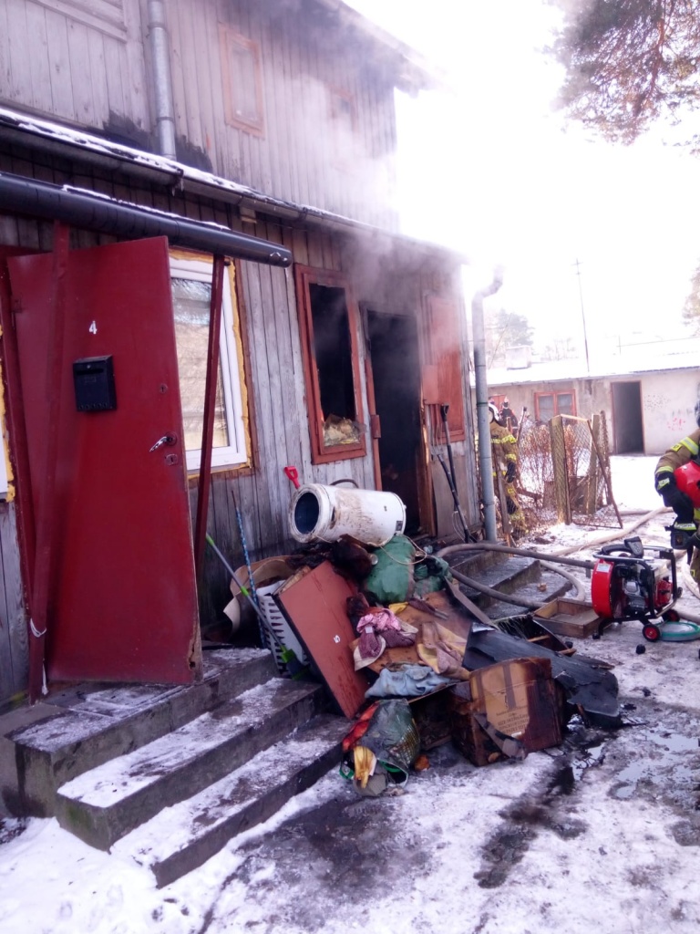 Groźny pożar pod Łodzią! Z budynku mieszkalnego ewakuowano 17 osób [zdjęcia] - Zdjęcie główne