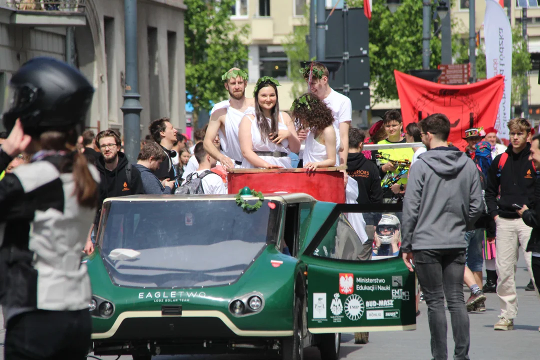 Juwenalia UŁ i UMED wystartowały. Piotrkowską przeszedł barwny pochód studentów [ZDJĘCIA] - Zdjęcie główne