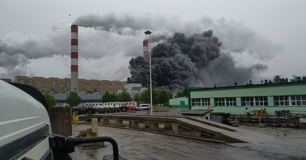 Elektrownia Bełchatów. Pożar w Elektrowni Bełchatów. Z żywiołem walczy 13 zastępów straży pożarnej - Zdjęcie główne